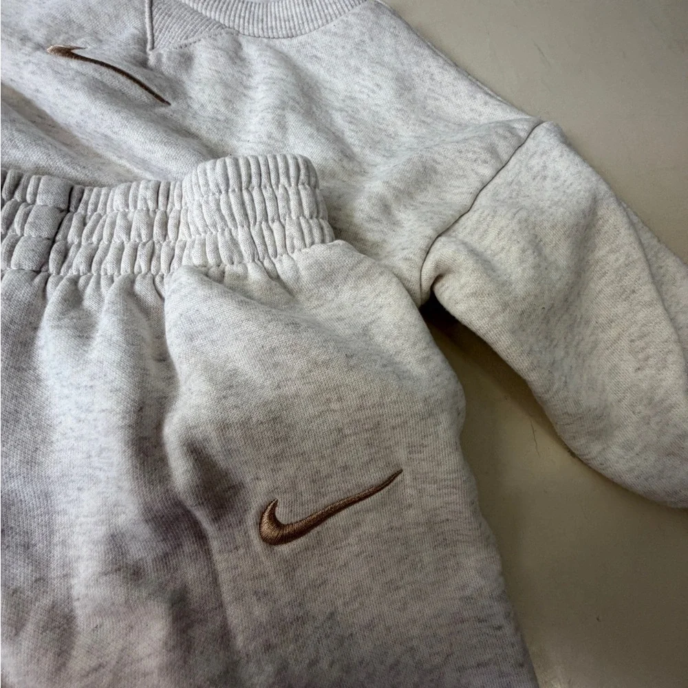 Nike Kids Light Gray Sweatpants Set - Picture 2 of 6